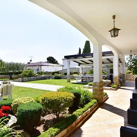 شقة Cozy With Garden *